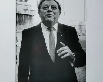 Franz Josef Strauß in München ca. 1970, original s/w Silbergelatineabzug mit original Fotostempel des Fotojournalisten Alfred Strobel.