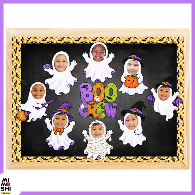 Puede incluir: Un tabl&oacute;n de anuncios rectangular con marco de madera, fondo de pizarra negra y borde a cuadros amarillos y negros. El tablero muestra el texto BOO CREW y ocho ilustraciones de fantasmas con recortes para las caras.