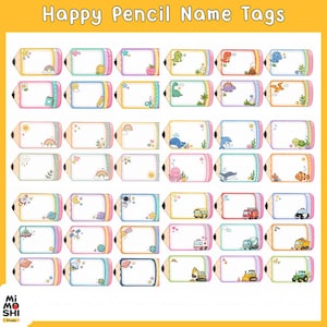 Può includere: Una collezione di etichette rettangolari a forma di matita, ognuna con un centro bianco per scrivere e bordi colorati. I disegni includono illustrazioni di arcobaleni, stelle, animali, temi spaziali, veicoli e macchine da costruzione.