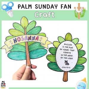 Puede incluir: Manualidad de abanico del Domingo de Ramos dibujada a mano con hojas verdes y verde claro, un tronco marrón y la palabra "HOSANNA" en una pancarta amarilla. El texto "PALM SUNDAY FAN Craft" está en la parte superior. Un segundo abanico tiene un versículo bíblico.