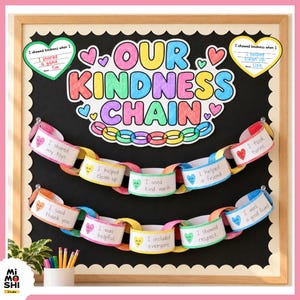 Puede incluir: Un tablón de anuncios titulado OUR KINDNESS CHAIN en letras de burbuja coloridas. Debajo cuelgan dos cadenas de papel con eslabones blancos que contienen actos de bondad escritos a mano e ilustraciones de corazones, con un marco de madera clara.