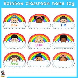 Puede incluir: Un conjunto de nueve etiquetas de nombre para el aula con diseño de arcoíris y personajes de dibujos animados asomándose sobre etiquetas blancas en forma de nube. Algunas incluyen los nombres Max, Tim y Lisa, otras están en blanco.