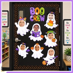 Puede incluir: Una puerta negra decorada con tem&aacute;tica de Halloween con el texto BOO CREW en letras coloridas. Se muestran siete recortes de fantasmas blancos, cada uno con una abertura circular para una cara, mostrando a varios ni&ntilde;os. Algunos llevan sombreros.