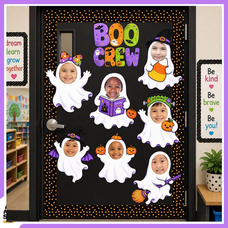 Puede incluir: Una puerta negra decorada con tem&aacute;tica de Halloween con el texto BOO CREW en letras coloridas. Se muestran siete recortes de fantasmas blancos, cada uno con una abertura circular para una cara, mostrando a varios ni&ntilde;os. Algunos llevan sombreros.
