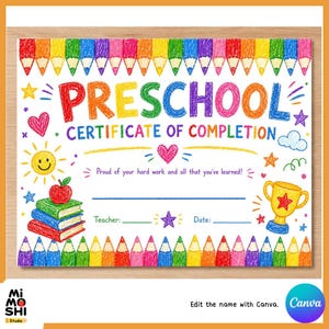 Puede incluir: Un colorido certificado de finalización de preescolar con un borde de lápices de arcoíris. El certificado presenta la palabra "Preschool" en letras grandes y multicolores, junto con ilustraciones de un sol, corazones, estrellas, libros y un trofeo.