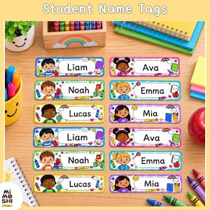 Può includere: Un set di etichette rettangolari con nomi per studenti, caratterizzate da illustrazioni colorate di bambini e materiale scolastico. Ogni etichetta riporta un nome come Liam, Ava, Noah, Emma, Lucas o Mia, circondato da disegni di pastelli, mele e arcobaleni su sfondo bianco.