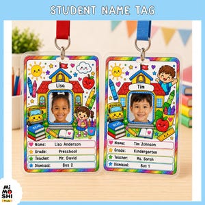 Puede incluir: Dos etiquetas de nombre rectangulares para estudiantes con bordes de arcoíris, con ilustraciones escolares de un edificio, autobús, libros y crayones. Cada etiqueta muestra la foto, nombre, grado, maestro e información de salida.