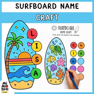 Puede incluir: Una hoja de actividades de manualidades para niños con el texto "SURFBOARD NAME CRAFT". Presenta dos diseños de tablas de surf, uno con una palmera y una puesta de sol, el otro con criaturas marinas. Incluye instrucciones para colorear y decorar.