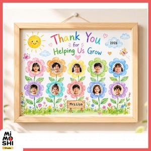 Può includere: Un'opera d'arte incorniciata e colorata con la scritta "Thank You for Helping Us Grow". Presenta illustrazioni floreali con foto di bambini al centro. Un sole sorridente, nuvole e farfalle decorano la parte superiore. Il nome dell'insegnante, "Mrs. Lisa", è su un piccolo cartello.