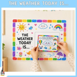 Pode incluir: Um painel meteorológico retangular branco com uma borda colorida estilo giz de cera. O texto diz THE WEATHER TODAY IS... e apresenta ilustrações de sol, nuvem, arco-íris e borboleta. Um cartão com a palavra CLOUDY é colocado sobre ele.