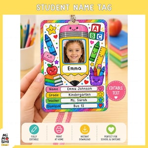 Puede incluir: Una etiqueta de nombre rectangular para estudiantes con un marco colorido en forma de lápiz y una ventana central para fotos. El diseño incluye ilustraciones de útiles escolares como crayones, libros y una manzana, con campos de texto para nombre, grado, maestro y transporte.