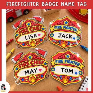 Puede incluir: Cuatro etiquetas de nombre de bombero en forma de escudo con detalles en rojo, amarillo y azul. Dos etiquetas dicen FIRE CHIEF con los nombres LISA y MAY, y dos dicen FIRE FIGHTER con los nombres JACK y TOM. Incluyen ilustraciones de hachas y llamas.