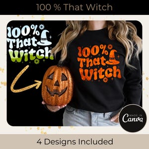 Op de afbeelding: Een zwart shirt met lange mouwen met de tekst "100% That Witch" in oranje met een heksenhoed-afbeelding. Het shirt wordt gedragen door een persoon die een jack-o'-lantern vasthoudt.