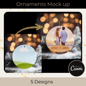 Op de afbeelding: Vijf verschillende ontwerpen voor ronde kerstballen. Een kerstbal heeft een blauwe lucht met een witte wolk en groen gras. Een andere kerstbal heeft een stel voor een zonsondergang met de tekst "Grace & James 25-12-2024".