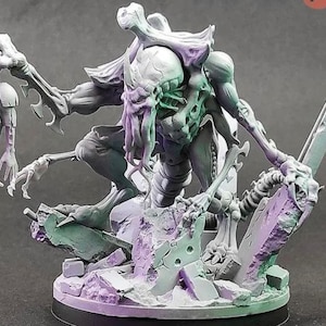 Puede incluir: Una miniatura detallada pintada en gris y morado de una criatura monstruosa con un cuerpo esquelético y una cabeza carnosa. La criatura sostiene una figura esquelética más pequeña en su mano. La miniatura está colocada sobre una base de hormigón roto.