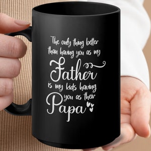 Könnte beinhalten: Schwarze Keramiktasse mit weißem Text, der lautet: "Das Einzige, was besser ist, als dich als meinen Vater zu haben, ist, dass meine Kinder dich als ihren Papa haben".