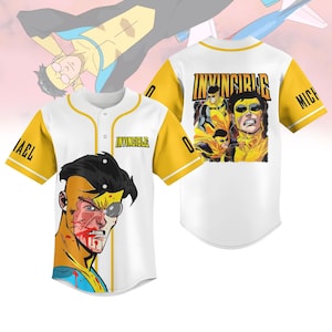 Puede incluir: Un jersey de béisbol blanco con ribetes amarillos y la palabra "Invincible" impresa en la parte delantera. La parte posterior del jersey presenta una imagen de estilo cómic de personajes de la serie Invincible. El jersey tiene los nombres "Mark", "Micheal" e "Invincible" impresos en la parte posterior.