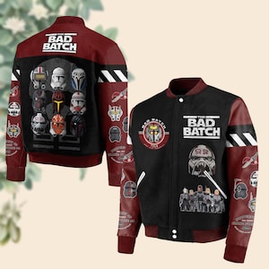 Puede incluir: Una chaqueta bomber reversible roja y negra con el texto "The Bad Batch" e imágenes de personajes de la serie animada Star Wars: The Bad Batch. La chaqueta tiene una franja blanca en las mangas y un bolsillo en el lado izquierdo.