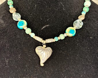 Collar de corazón de cerámica y metal verde azulado