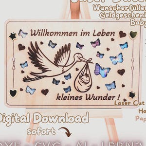 Puede incluir: Un letrero de madera cortado con láser con una cigüeña que lleva un bebé, rodeado de mariposas y corazones. El letrero incluye el texto "Willkommen im Leben" y "kleines Wunder!" y es una descarga digital.