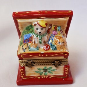 Vintage Limoges France trinket box Hand painted Limoges Porcelain trinket box, Limoges Pill box, Limoges box Christmas trinket box