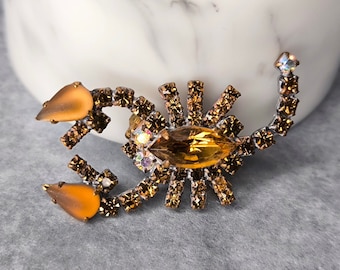 Spilla con scorpione in strass - spilla vintage con scorpione in strass, gioielli in cristallo ceco con zodiaco, spilla con strass ceca, regalo vintage