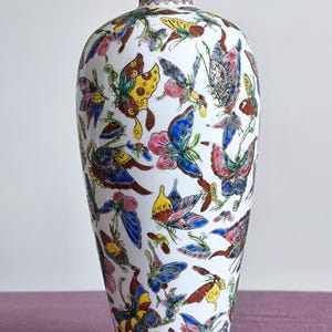 Vintage Chinese “Hundred Butterflies” Vase, Famille-Rose Enamels, Jingdezhen 1950s, Gift-Ready Colorful Chinoiserie Decor, 9.25&quot;