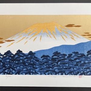 Hajime Namiki Gravure sur bois originale signée « Fuji 16 », 2014 – édition limitée 167/200, imprimée à la main avec un ciel doré métallique