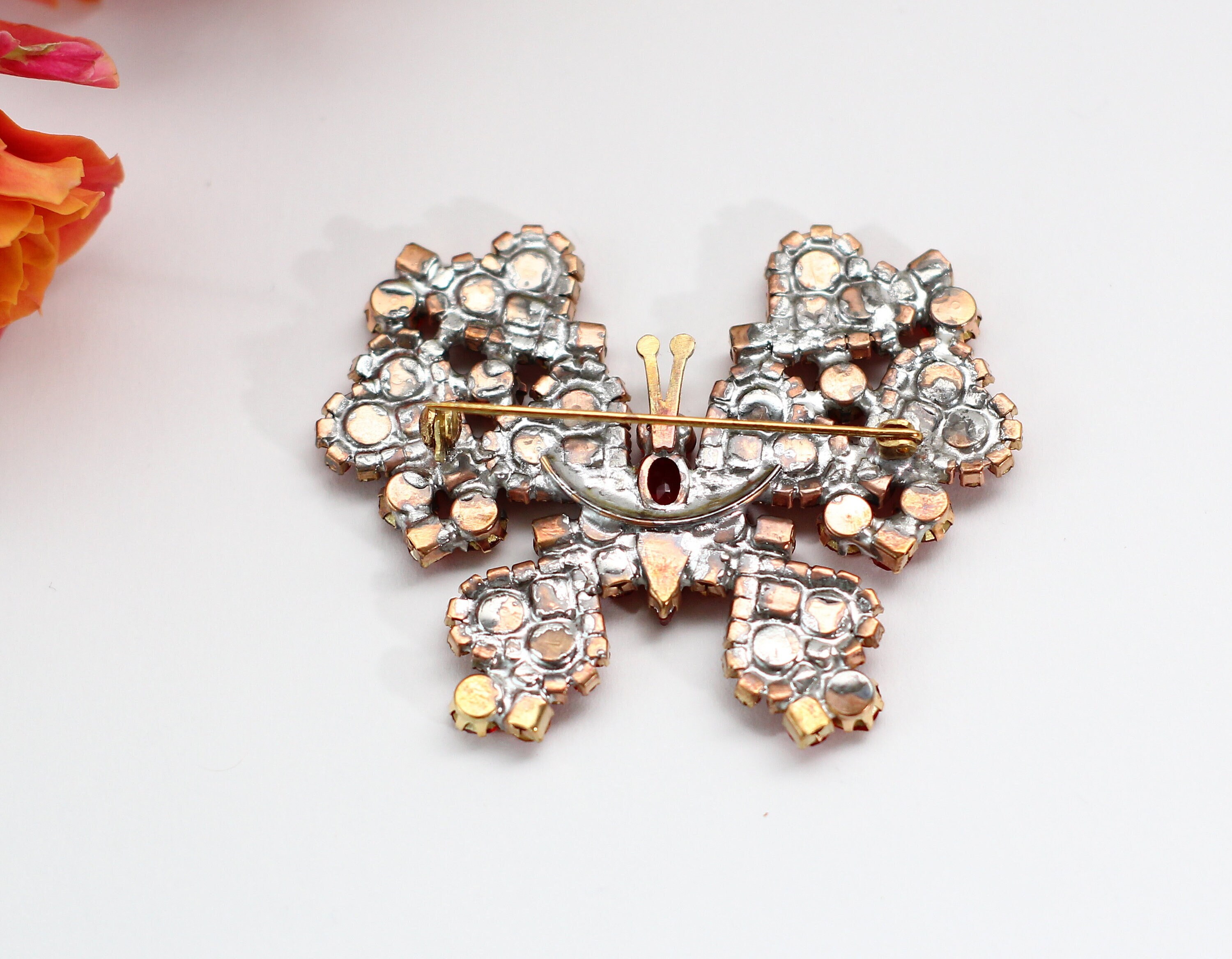 Broche Papillon Ancienne En Laiton Et Cristal - Bleu Et Rouge, Marquée CZECHO-SLOV, Occasion