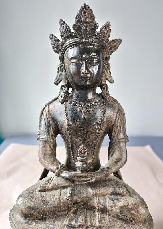 精緻な金属製仏像、金色の装飾、仏教文化の象徴。 金色の仏像