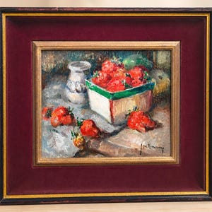 Könnte beinhalten: Ein Ölgemälde in einem dunklen Rahmen mit einem tiefroten Samt-Passepartout, das ein Stillleben mit leuchtend roten Erdbeeren in einem weißen Korb mit grünem Rand, einem kleinen weißen Krug und losen Erdbeeren auf einer Textur zeigt, signiert Jonkmans.
