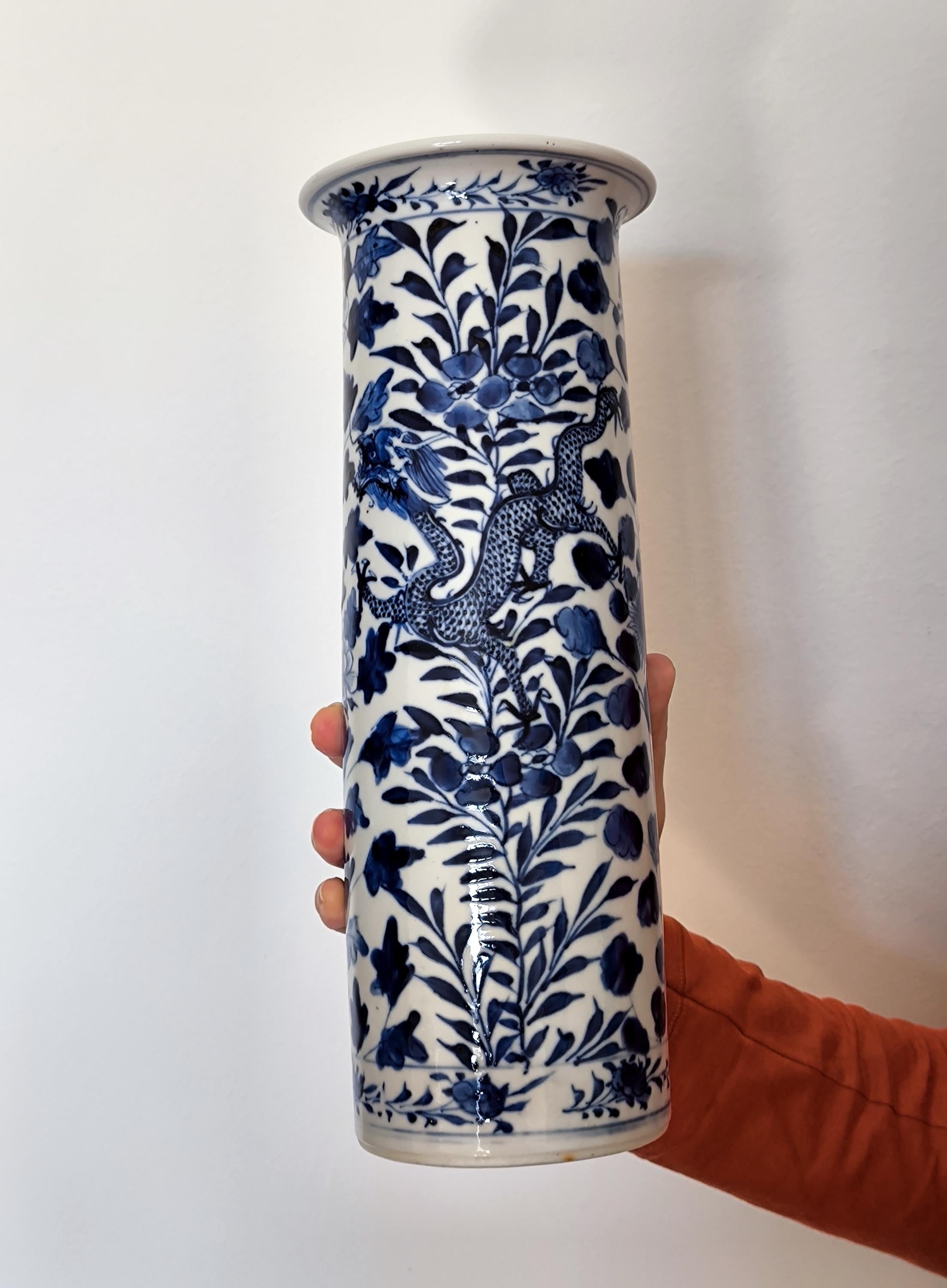 龍 模様の陶磁器花瓶 アンティーク中国龍花瓶 青白磁 1890-1930年 康熙復古様式 円筒形磁器