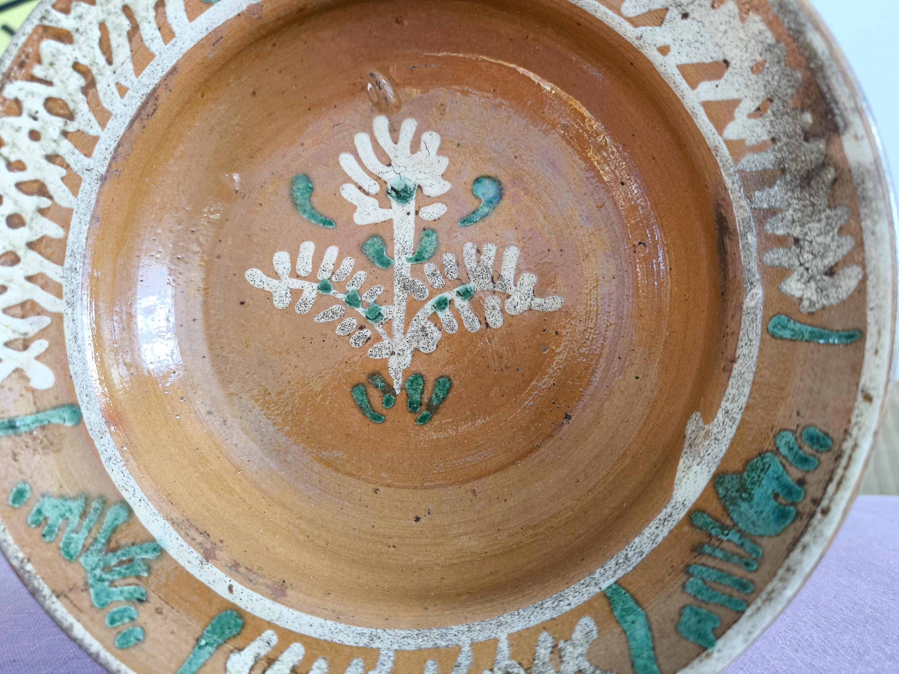 美品！刻印有り・トランシルバニア 装飾皿 （ルーマニア製）花柄 金彩