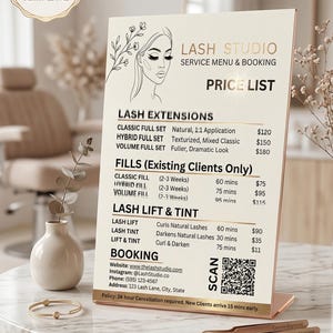 Op de afbeelding: Een beige en gouden prijslijst sjabloon voor een wimpersalon. Het menu omvat wimperextensions, vullingen en wimperlift & tint diensten. Het ontwerp toont een lijntekening van een vrouwen gezicht en een QR-code.