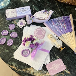 Bridgerton Stationery Desk Set med 51: Handgjorda vaxsigill, sigillhandtag, präglat papper, handfläkt, skräpjournal