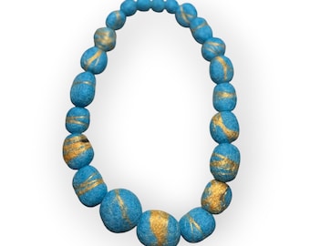 Collana in feltro di lana blu con dettagli dorati – Gioiello artigianale di grande impatto
