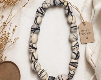 Naszyjnik z filcowych koralików wełnianych – ręcznie robiona biżuteria z naturalnych włókien – minimalistyczny naszyjnik z wyrazistym wzorem – ekologiczny prezent