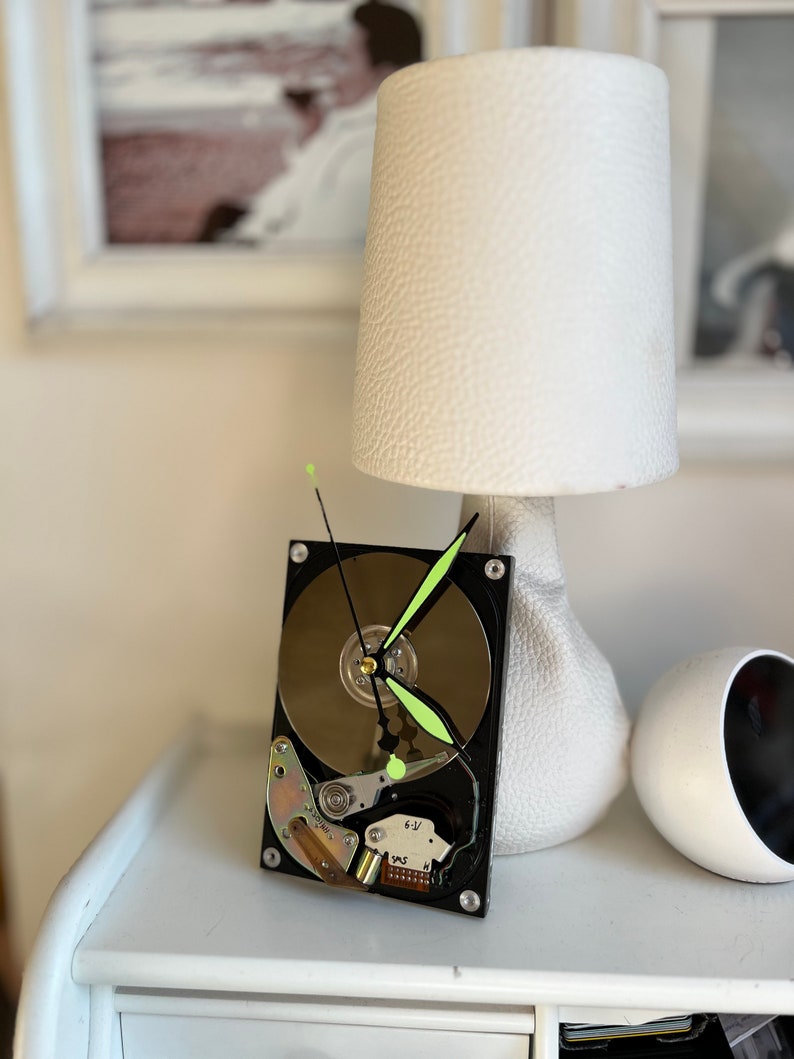 Handgefertigte Festplattenuhr aus recycelten Materialien Einzigartiges Unikat Bild 2