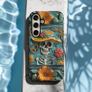 Op de afbeelding: Een telefoonhoesje met een kleurrijk ontwerp met een schedel met bloemen en een skelet. De hoes heeft een blauw, groen, geel, oranje en rood kleurenschema.