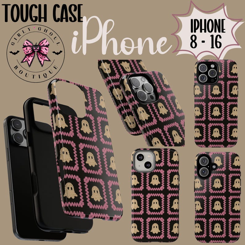K&ouml;nnte beinhalten: Schwarze iPhone-H&uuml;llen mit einem sich wiederholenden Muster aus beigen Geistern in rosa Zickzackrahmen. Die H&uuml;llen sind mit "iPhone 8-16" und "Tough Case" beschriftet. Das Logo von Girly Ghoul Boutique ist ebenfalls sichtbar.