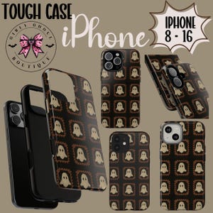Może przedstawiać: Czarne etui na iPhone'a z powtarzającym się wzorem beżowych duch&oacute;w w brązowych ramkach. Etui są oznaczone jako "iPhone 8-16" i "Touch Case". Widoczne jest r&oacute;wnież logo Girly Ghoul Boutique.