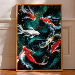 Può includere: Un'opera d'arte incorniciata con una vivace pittura di pesci koi che nuotano in uno stagno verde scuro. I pesci sono raffigurati in rosso, bianco e giallo, con dettagli di acqua che scorre. La cornice è in legno naturale.