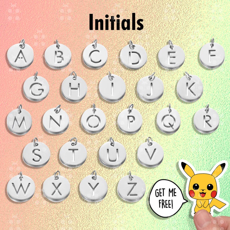 Puede incluir: Una colecci&oacute;n de colgantes iniciales plateados, cada uno con una letra diferente del alfabeto. Los colgantes son redondos con un peque&ntilde;o lazo en la parte superior para sujetarlos a una cadena o pulsera. La palabra "Initials" est&aacute; en la parte superior. Una pegatina de Pikachu est&aacute; en la esquina.