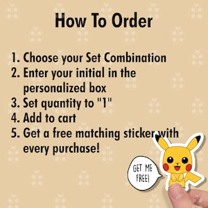 Puede incluir: Imagen con el texto "How To Order" y pasos numerados. Incluye un personaje de dibujos animados Pikachu con un bocadillo que dice "GET ME FREE!". Los pasos son: Elige tu combinaci&oacute;n, Ingresa tu inicial, Establece la cantidad en "1", A&ntilde;adir al carrito, y Obt&eacute;n una pegatina a juego gratis.