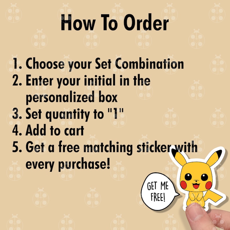 Puede incluir: Imagen con el texto "How To Order" y pasos numerados. Incluye un personaje de dibujos animados Pikachu con un bocadillo que dice "GET ME FREE!". Los pasos son: Elige tu combinaci&oacute;n, Ingresa tu inicial, Establece la cantidad en "1", A&ntilde;adir al carrito, y Obt&eacute;n una pegatina a juego gratis.