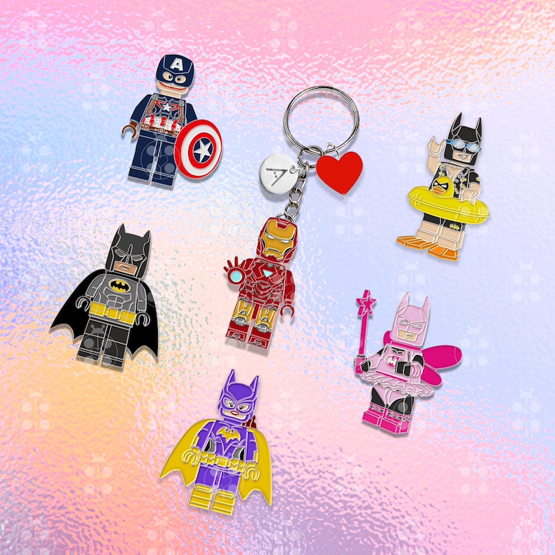 Puede incluir: Colecci&oacute;n de llaveros con tem&aacute;tica de superh&eacute;roes. Incluye al Capit&aacute;n Am&eacute;rica con escudo, Batman, Iron Man y otros personajes. Los llaveros son coloridos y presentan un dije de coraz&oacute;n y un dije con una letra.
