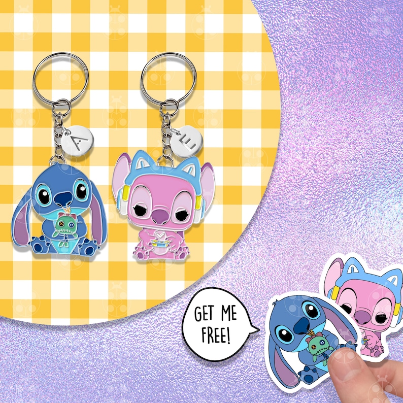 Puede incluir: Dos llaveros con personajes de dibujos animados, uno azul y otro rosa, cada uno con un llavero plateado y un peque&ntilde;o dije. El personaje azul sostiene una peque&ntilde;a mu&ntilde;eca verde. El personaje rosa lleva auriculares. Una pegatina dice "GET ME FREE!"