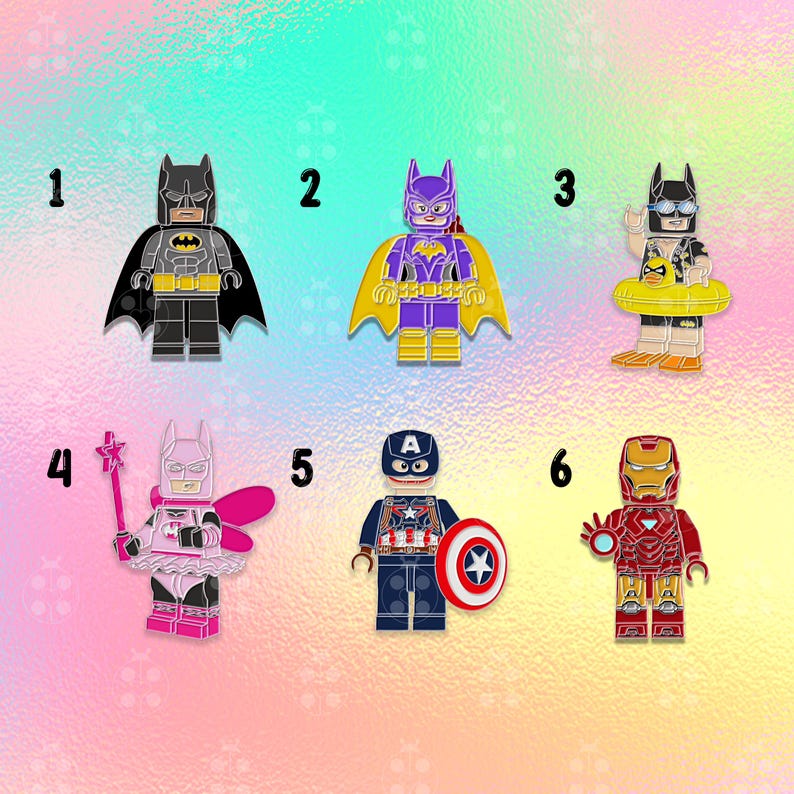 Puede incluir: Colecci&oacute;n de seis pines esmaltados con tem&aacute;tica de superh&eacute;roes. Los pines presentan personajes como Batman, Batgirl, Capit&aacute;n Am&eacute;rica e Iron Man, cada uno con un dise&ntilde;o estilizado y en bloques. Los pines son coloridos, con detalles en negro, amarillo, rojo y azul.
