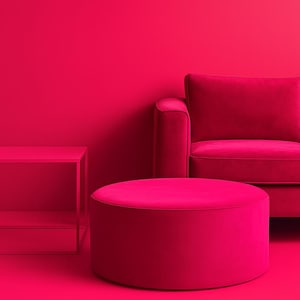 Pode incluir: Cena interior monocromática em um tom vibrante de magenta. A imagem apresenta um sofá, um pufe redondo e uma mesa lateral quadrada. Os móveis são colocados contra uma parede e um chão correspondentes, criando uma estética coesa e moderna.