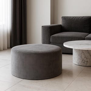 Pouff zum Sitzen im Wohnzimmer, zusätzliche Sitzgelegenheiten für Gäste, minimalistischer Couchtisch, Möbel im skandinavischen Stil.